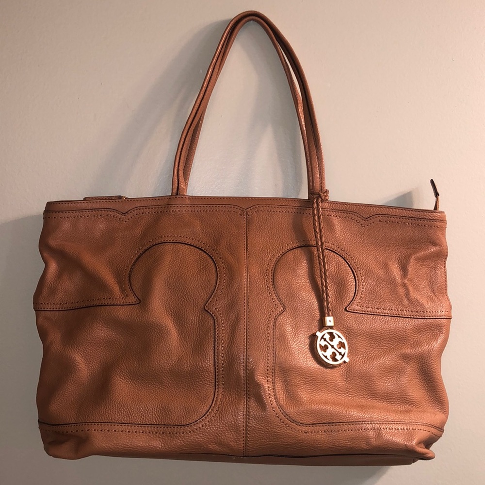 TORY BURCH tan leather purse. Like new. Very clean and no marks. TB dust bag.
